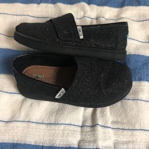 Tom’s toddler girls size 7 black glitter classic